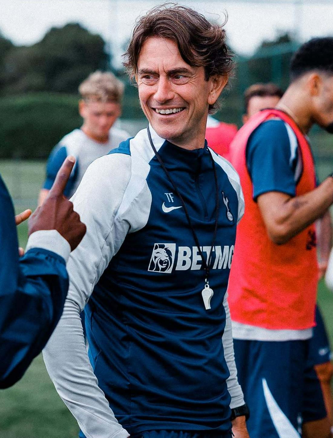 乐宝体育平台-西欧联赛掀起转会热潮，球员拼尽全力